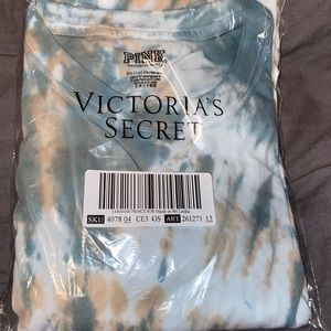 VS PINK TIE DYE T-SHIRT NEVER WORN STILL IN BAG